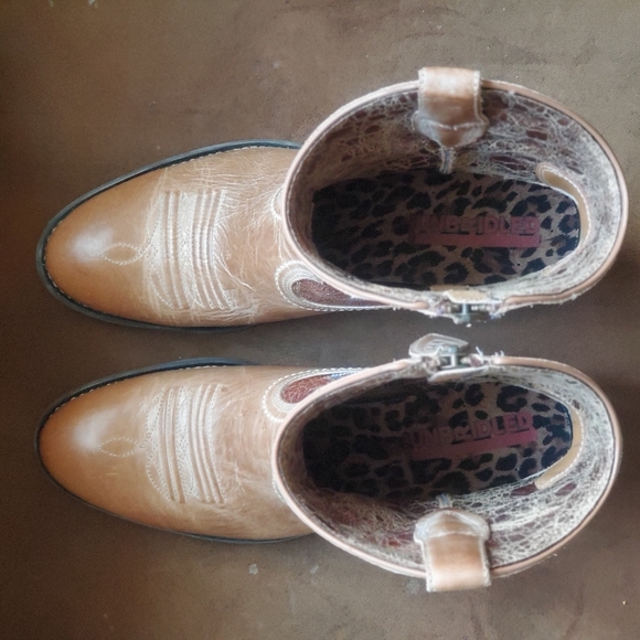 COWGIRL BOOTS by Ariat with Side Zipper. Size 8. - Picture 2 of 9